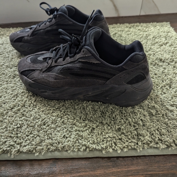 adidas Yeezy Boost 700 V2 - Picture 2 of 6